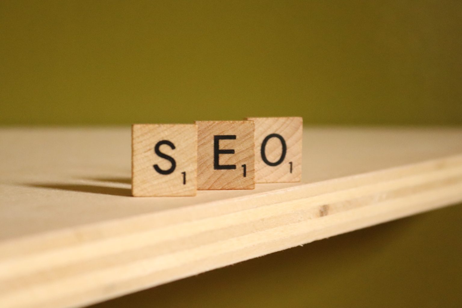 Tout savoir sur la meilleure agence seo optimize 360 a wooden block that says seo on it