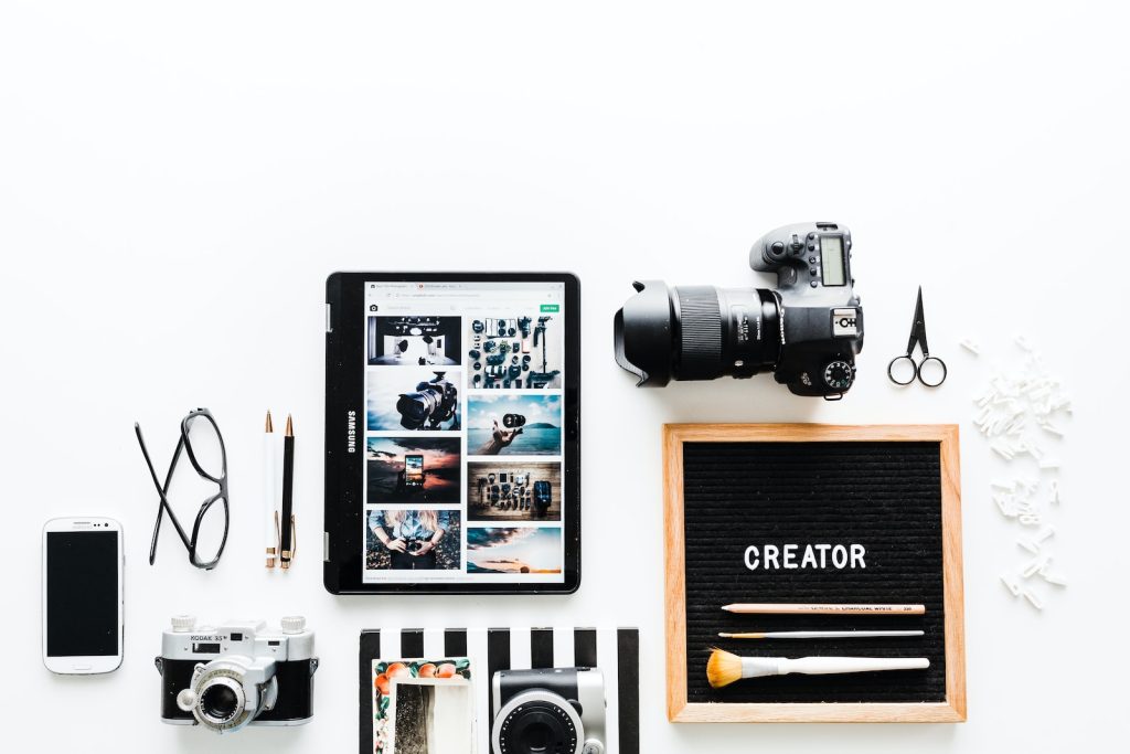 8 types de vidéo au service de l'Inbound Marketing - plare. flat view of cameras beside computer tablet and smartphone