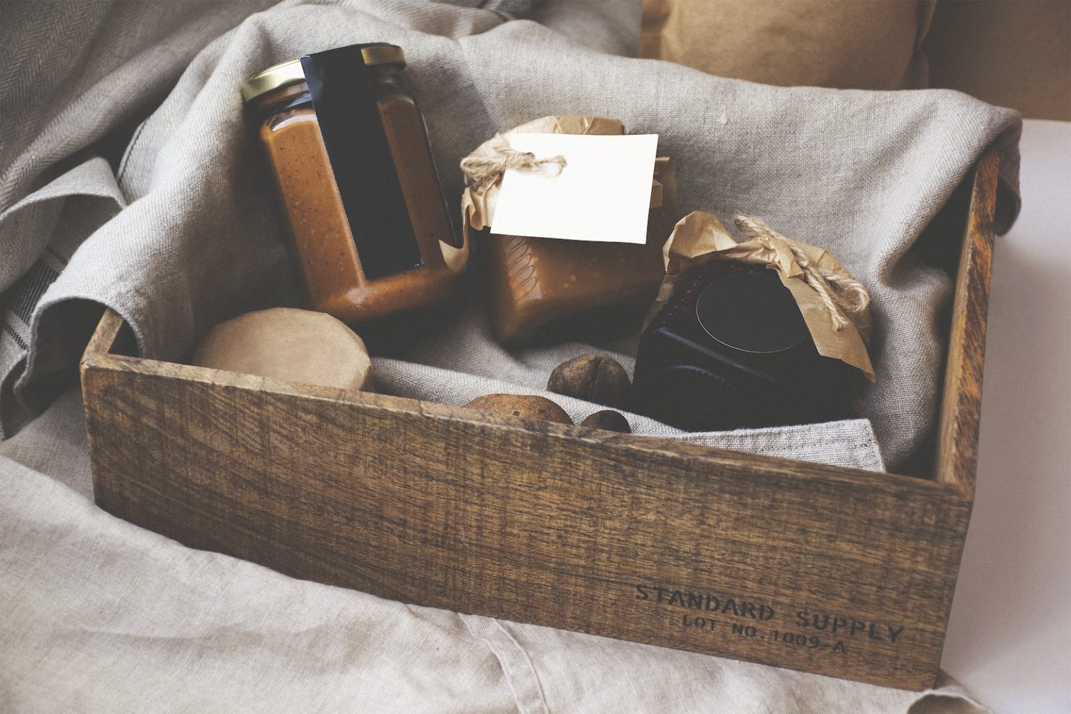 Les cadeaux écologiques, une idée de plus en plus populaire ! brown wooden box