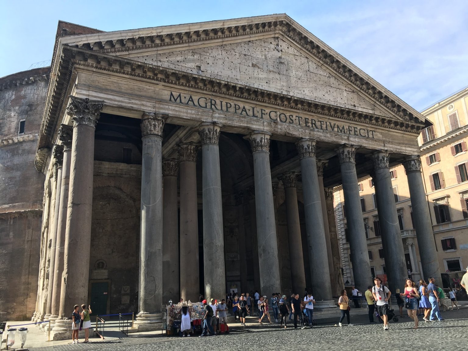 Le Panthéon de Rome est un des monuments les plus emblématiques de la ville éternelle. Pantheon, Rome with columns and people standing in front of it
