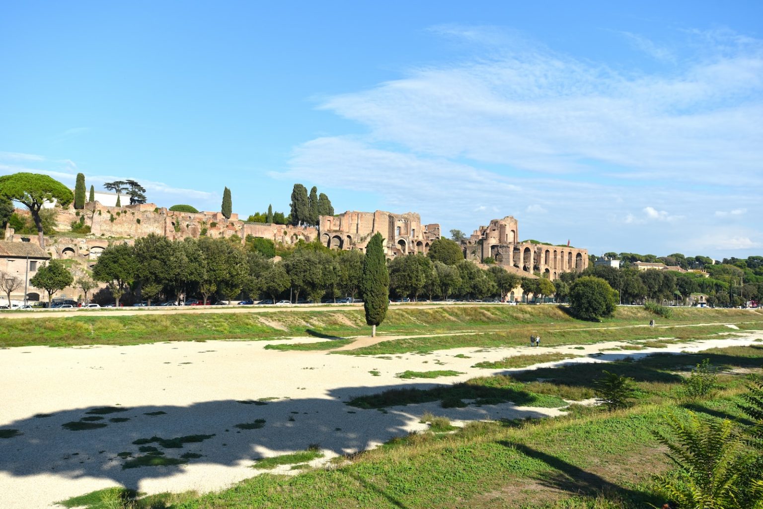 Circus Maximus de Rome: Histoire, utilisation et héritage brown concrete building near green grass field during daytime