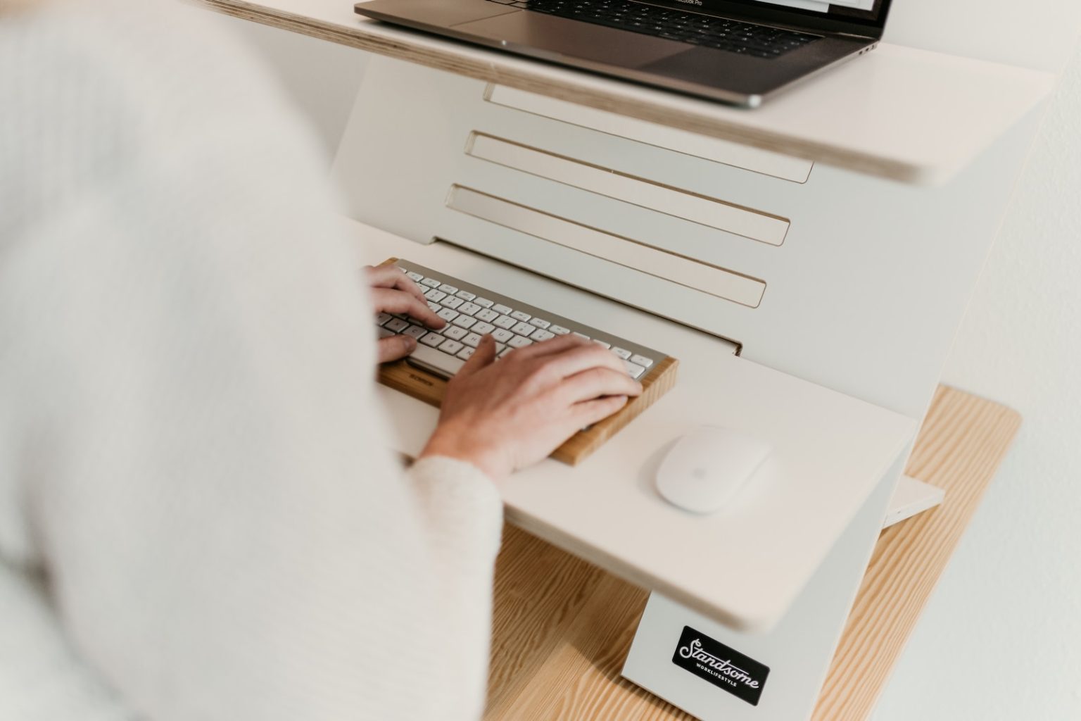 Télétravail : 12 conseils pour une journée de boulot zen et efficace a person is typing on a computer keyboard
