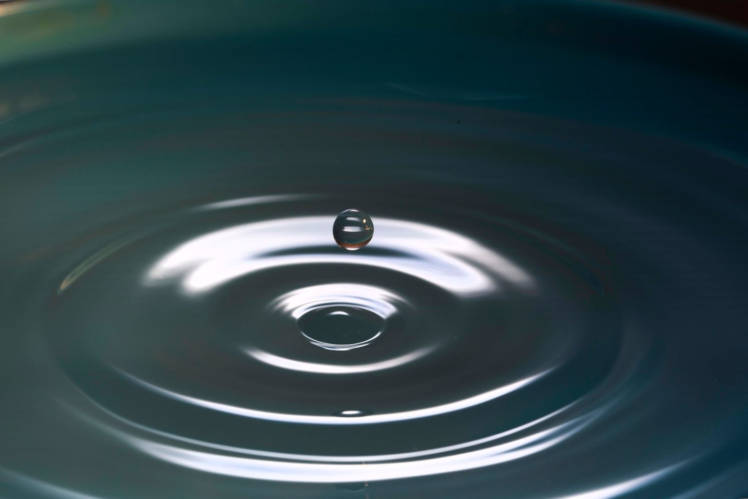 Consommation d’Eau Responsable : Astuces pour Préserver cette Ressource Vitale water ripple