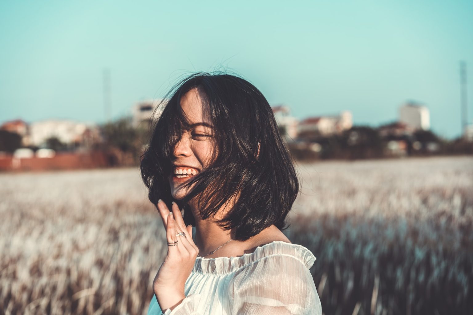 Guide expert pour choisir le meilleur nettoyant visage bio & respectueux de l’environnement woman in white and brown stripe shirt standing on green grass field during daytime