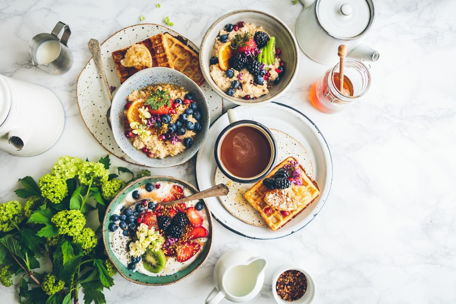 Le guide du brunch entre amis : nos idées pour le réussir fruit salad on gray bowls