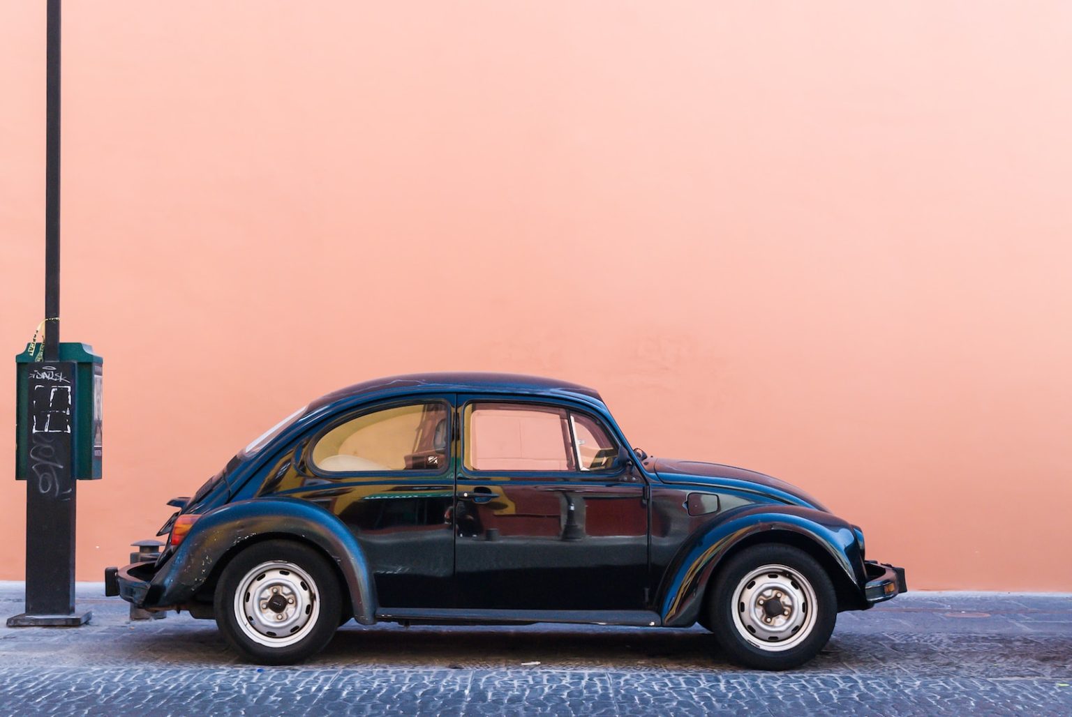 Les étapes à suivre pour obtenir votre permis de conduire black Volkswagen Beetle beside beige wall
