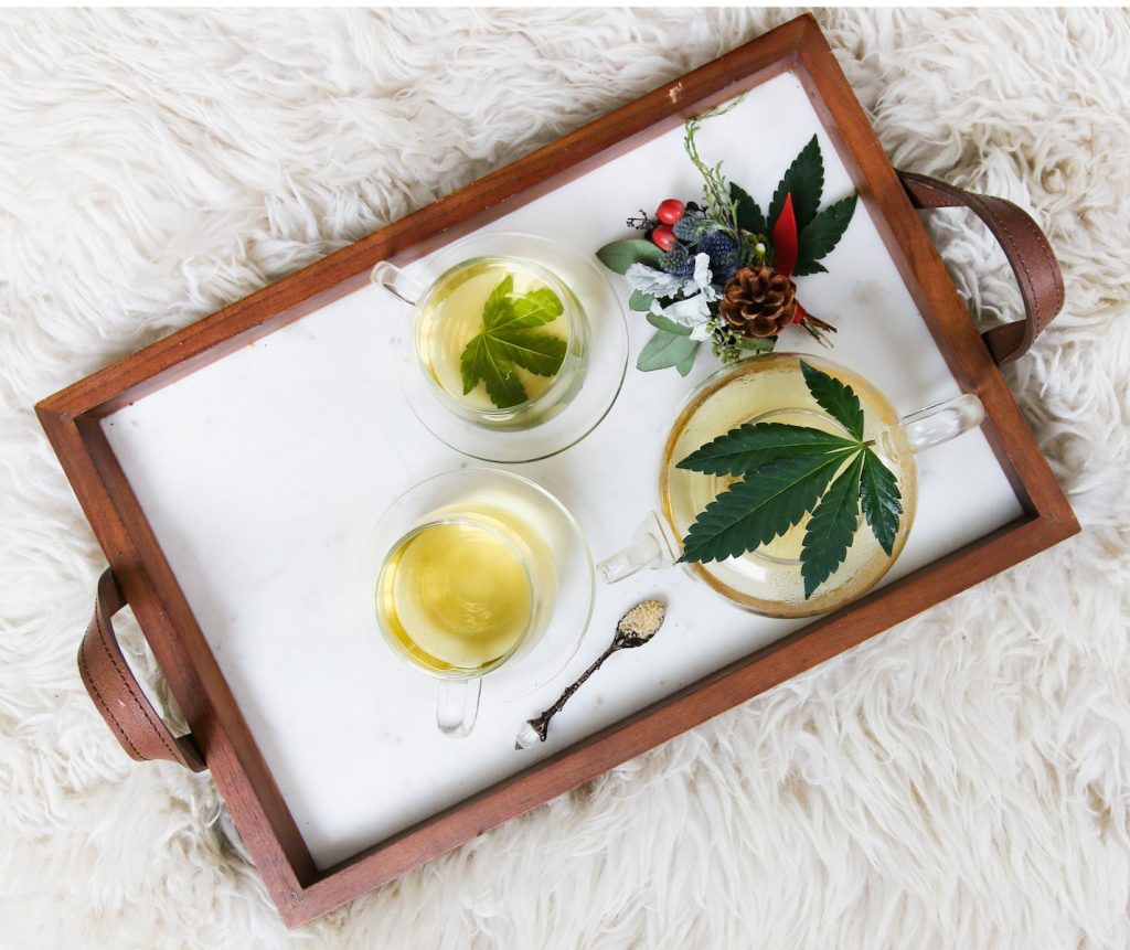 L’Huile CBD : Comment l’Intégrer dans Votre Routine de Bien-Être rectangular brown wooden tray filled with tea