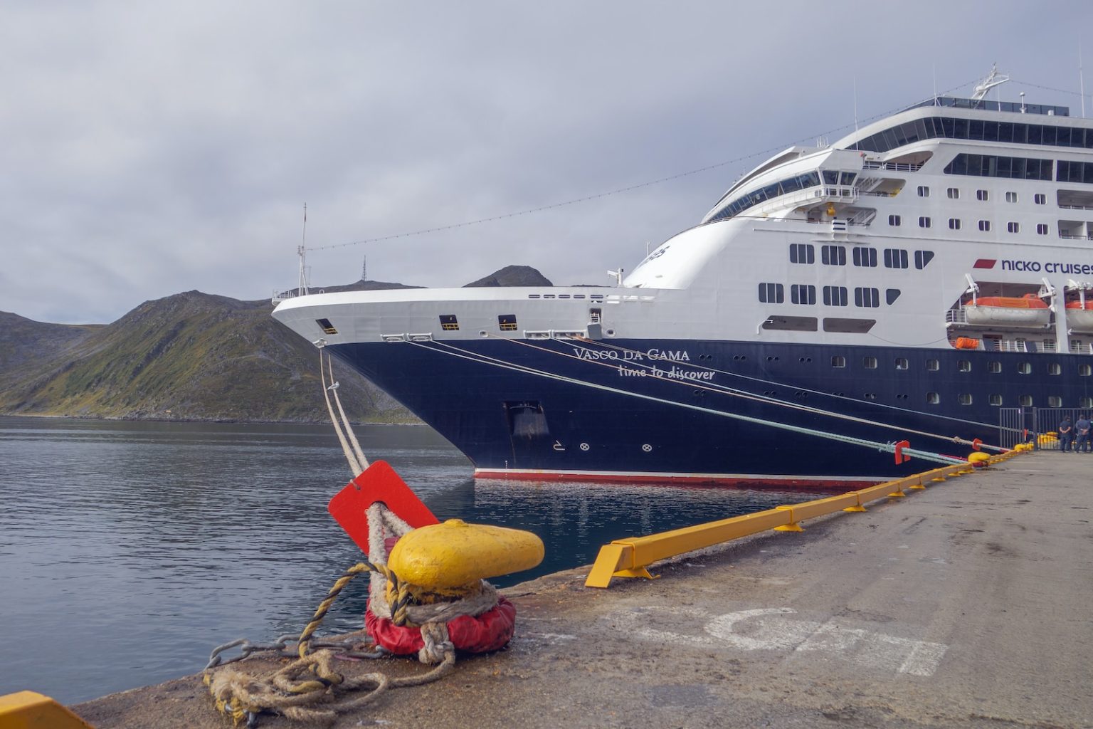 Nos astuces pour trouver une croisière au juste prix a large cruise ship docked at a dock