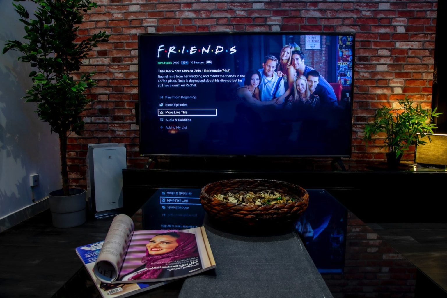 Comment accéder au catalogue Netflix US: Le guide complet black flat screen tv turned on near brown brick wall
