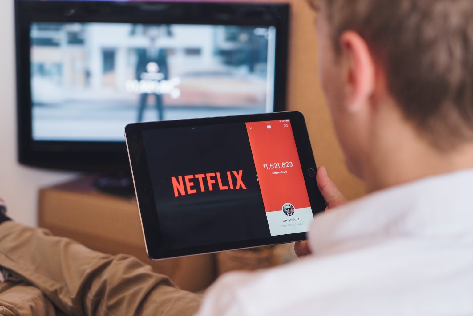 Netflix Inaugure une Incitation au Binge-Watching : Un Épisode sans Publicité pour les Abonnés Engagés man watching Netflic
