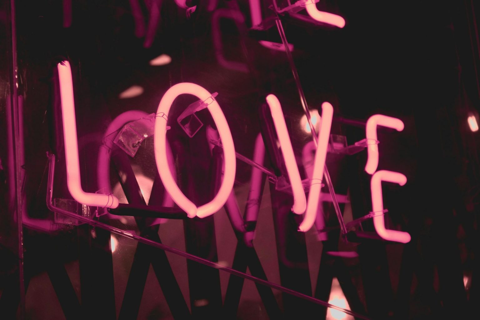 Comment séduire un geek : entre attirance et confiance en soi pink Love neon signage