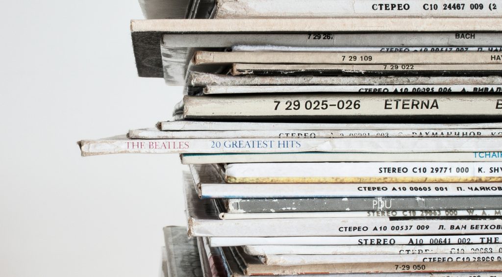 découvrez nos vinyles de qualité supérieure et plongez dans l'univers intemporel de la musique avec notre sélection variée de disques vinyles.