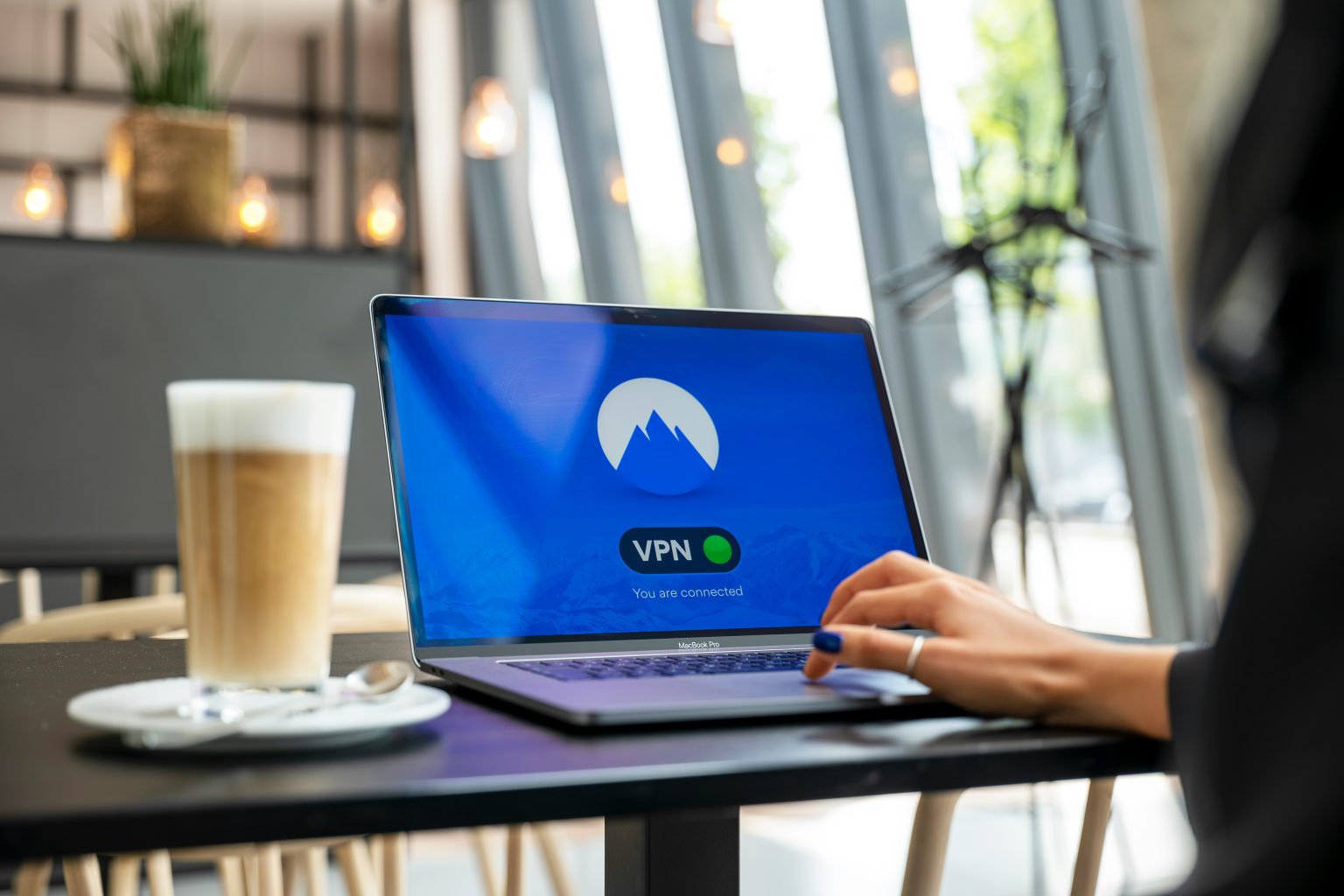 Pourquoi tout le monde devrait utiliser un VPN ? Découvrez les 6 cas d’utilisation inattendus ! découvrez comment le service vpn peut protéger votre vie privée en ligne et sécuriser vos connexions internet. profitez de l'anonymat et de la sécurité avec un vpn fiable.