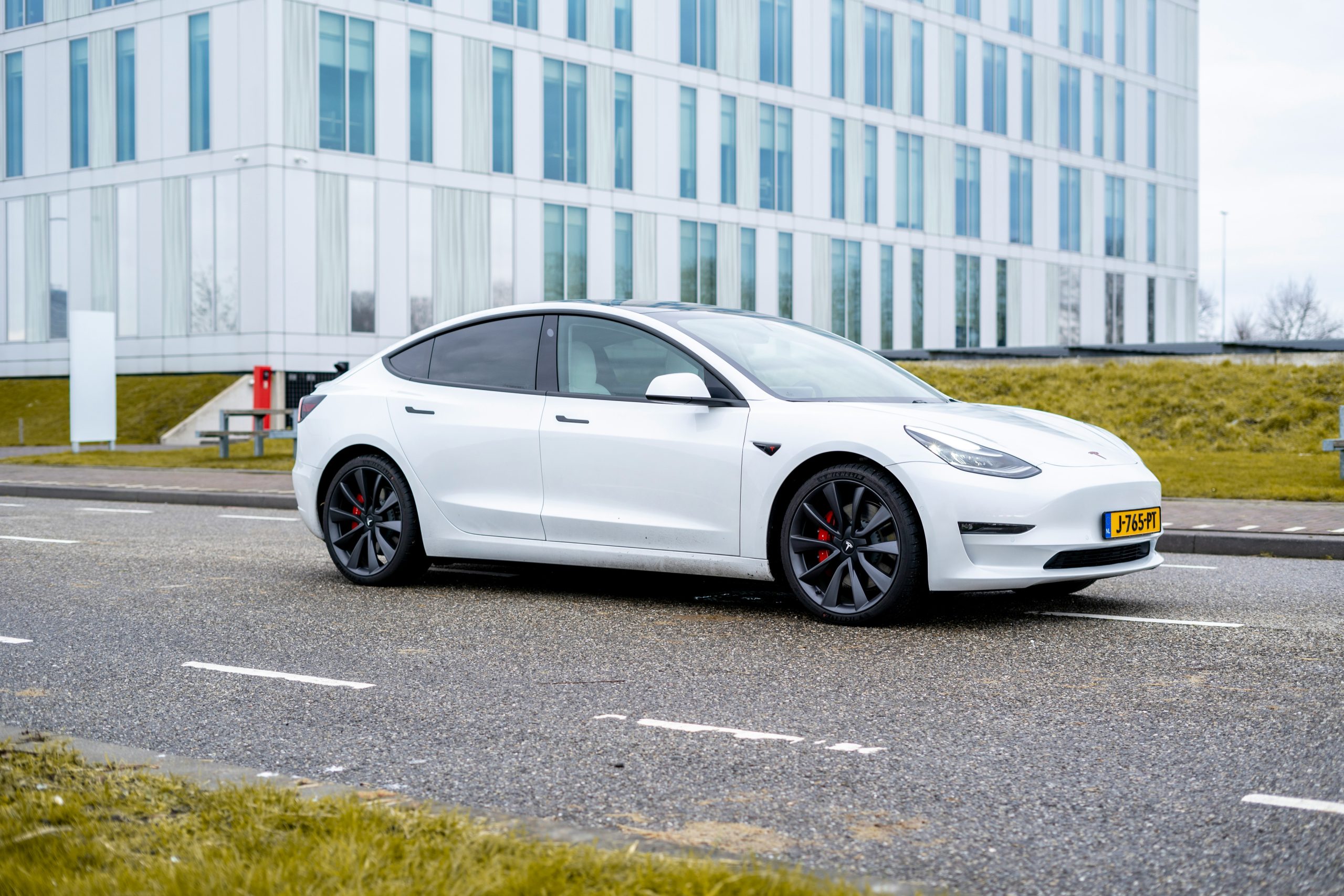 La Tesla Model 3: est-ce vraiment la meilleure voiture électrique du marché? - plare. tesla model 3 7 scaled - plare.