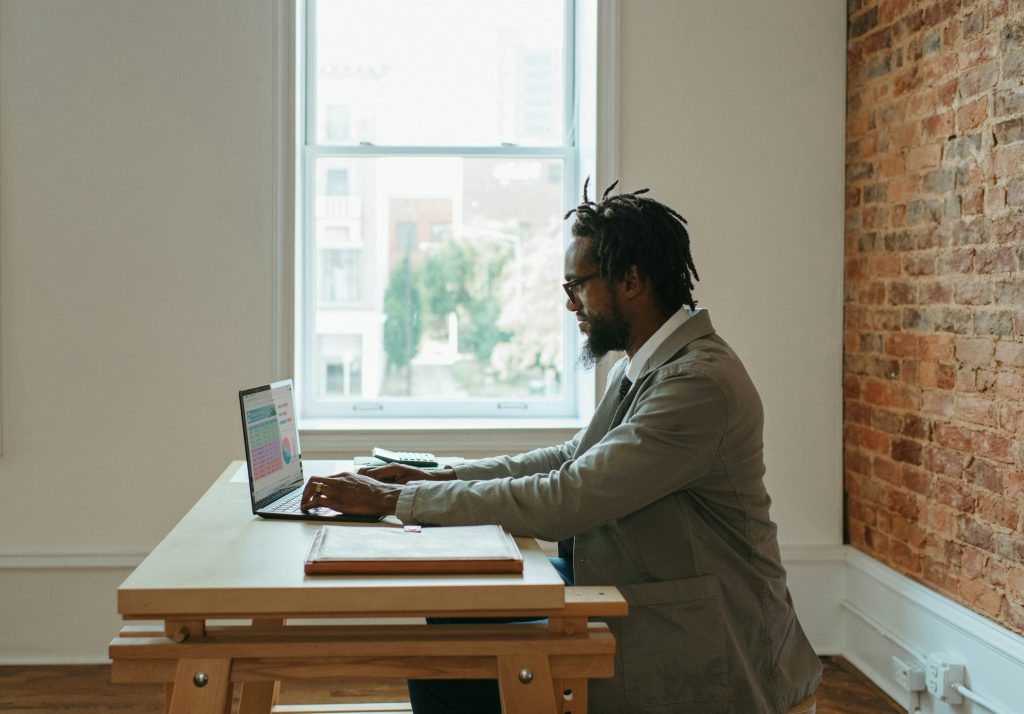 découvrez tout ce qu'il faut savoir sur le freelancing : avantages, inconvénients, opportunités, et conseils pour réussir dans ce domaine en plein essor.