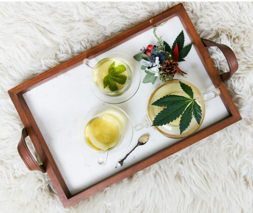 Infuser les fleurs de CBD : Que devez-vous savoir à ce sujet ? rectangular brown wooden tray filled with tea