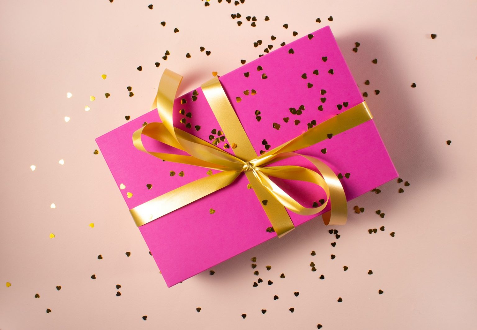 Les cadeaux qui touchent une femme : idées pour surprendre et émouvoir wrapped gift box