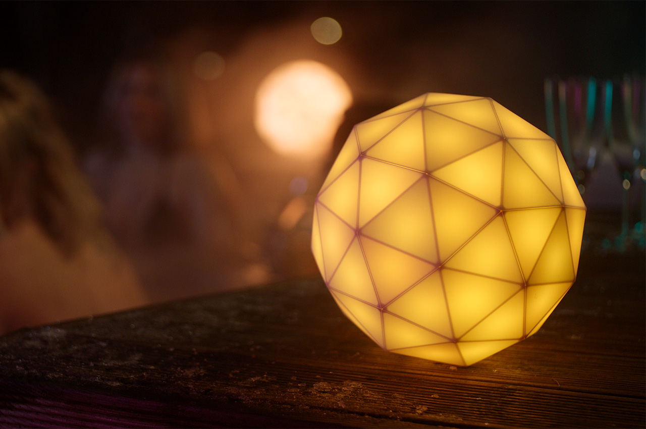 1713997371 129 Cette lampe intelligente est le resultat de lunion dune boule - plare.