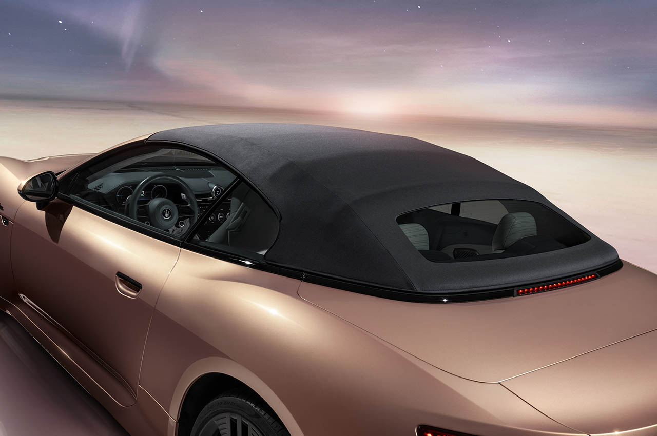1713997731 446 Maserati presente le cabriolet quatre portes GranCabrio Folgore entierement electrique - plare.