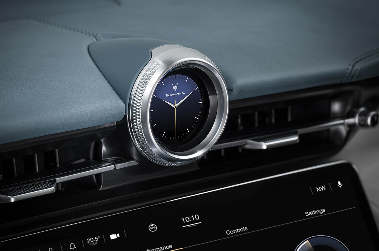 1713997732 244 Maserati presente le cabriolet quatre portes GranCabrio Folgore entierement electrique - plare.