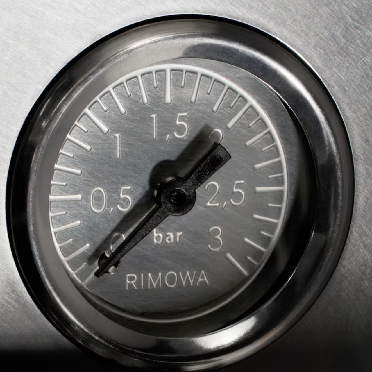 1713998513 446 Rimowa et La Marzocco sassocient pour creer la machine a - plare.