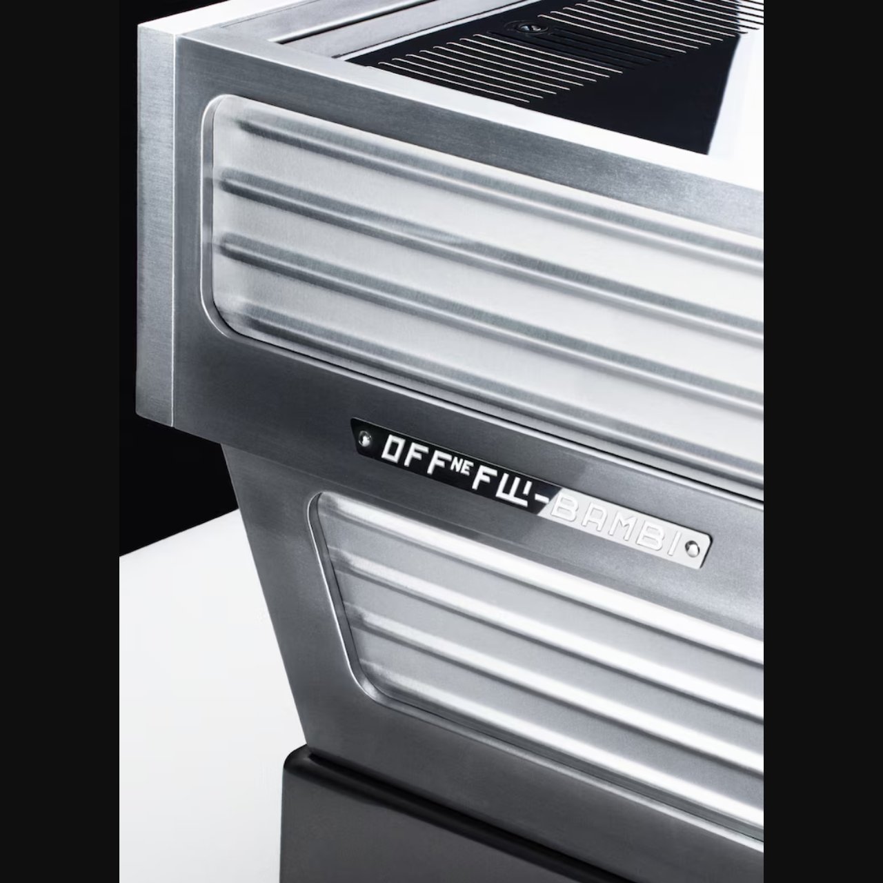 1713998513 91 Rimowa et La Marzocco sassocient pour creer la machine a - plare.