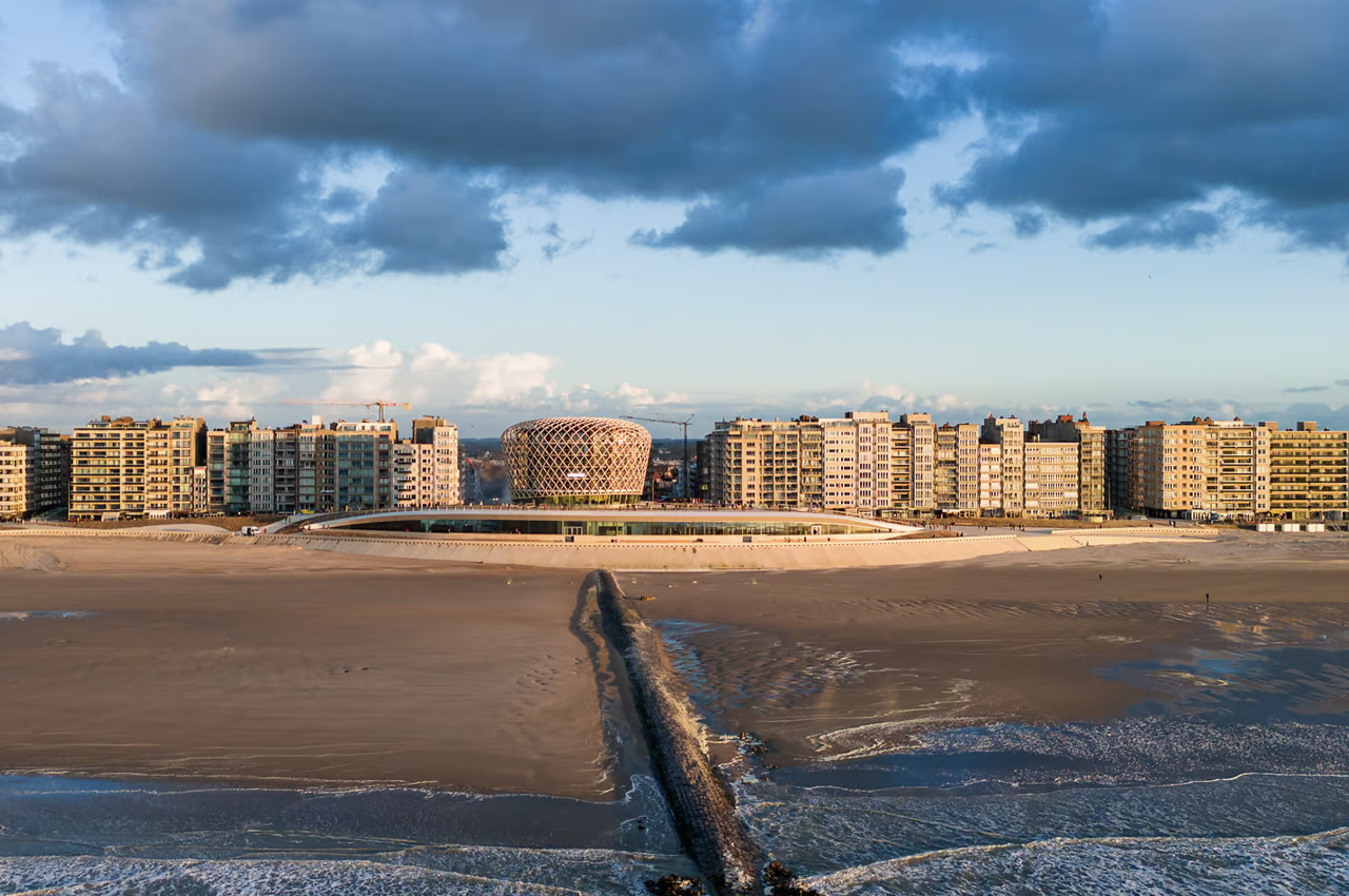 1714000310 993 Une enorme tour resistante aux intemperies situee sur une dune - plare.