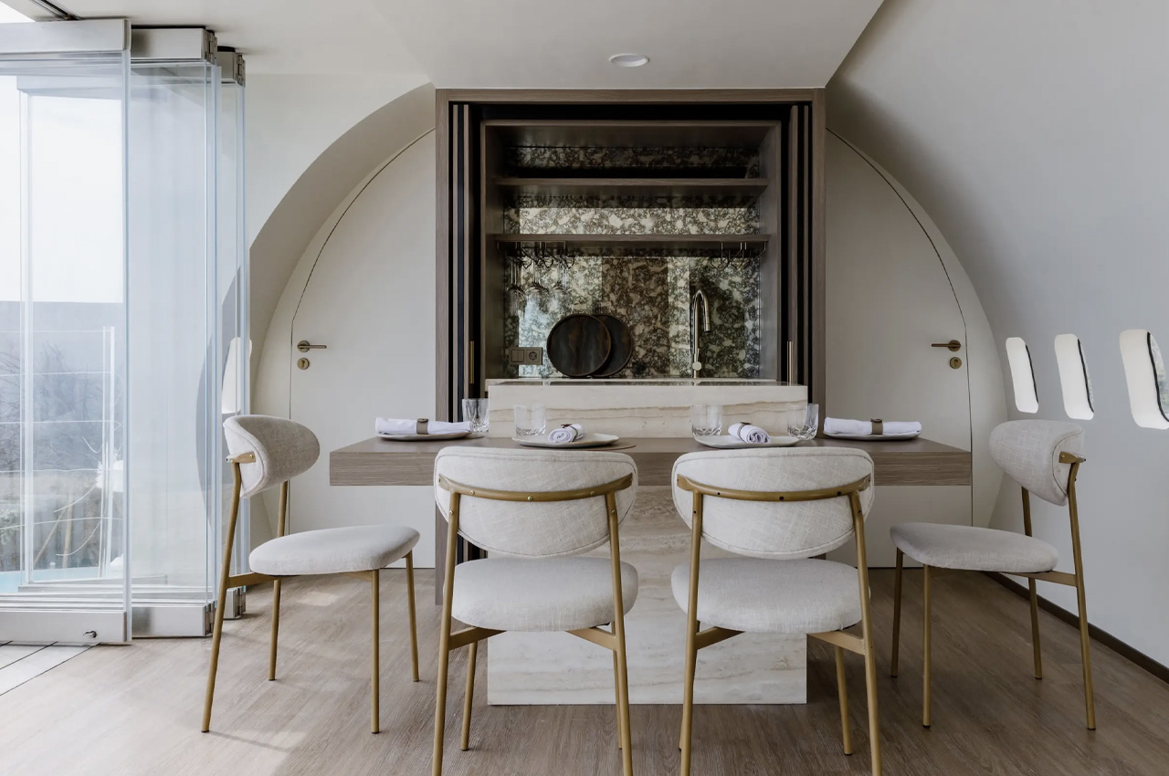 1714250811 610 Un Boeing 737 a ete transforme en une luxueuse villa - plare.