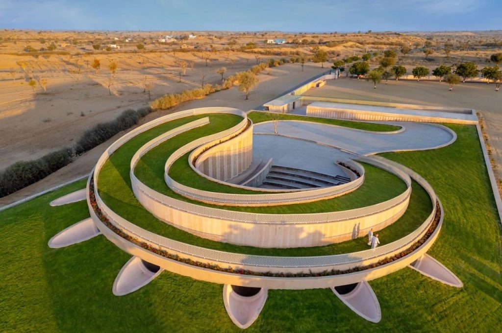 Le centre communautaire du village de Nokha est une merveille architecturale visionnaire dans le district de Bikaner au Rajasthan.