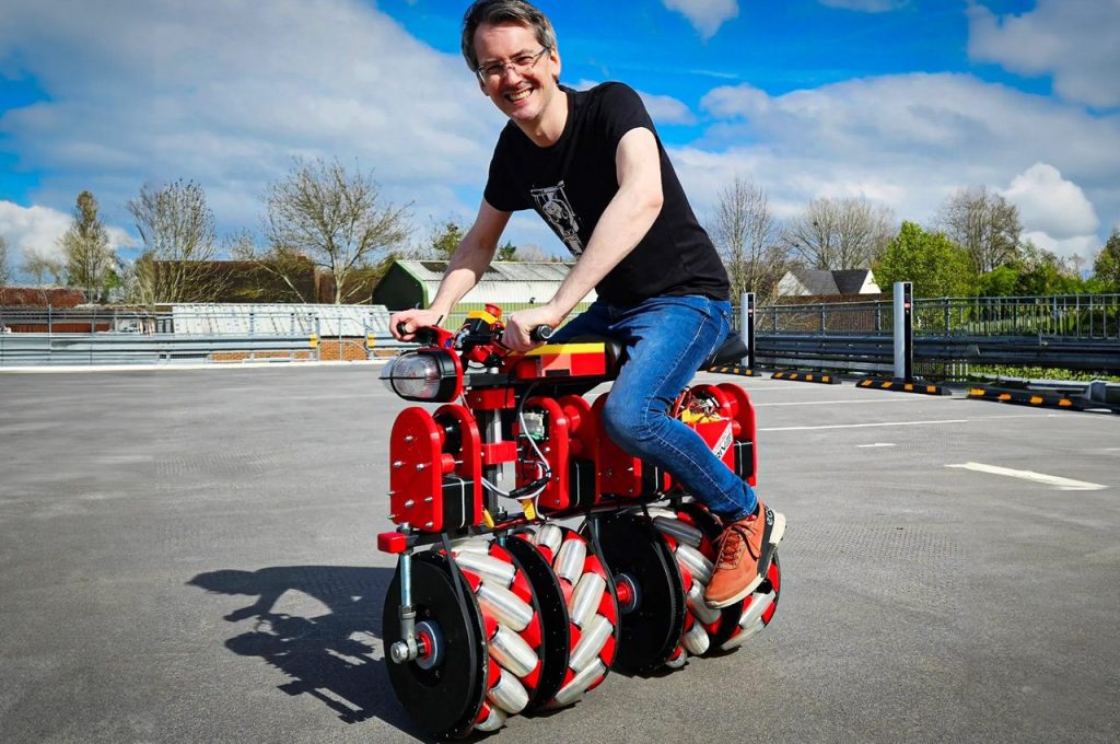 Le vélo à vis de James Bruton se déplace en douceur dans toutes les directions et tourne même sur son axe.