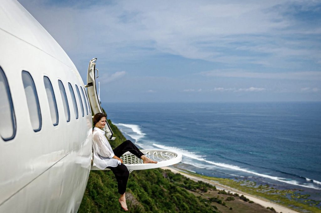 Un Boeing 737 a été transformé en une luxueuse villa perchée sur une falaise à Bali.