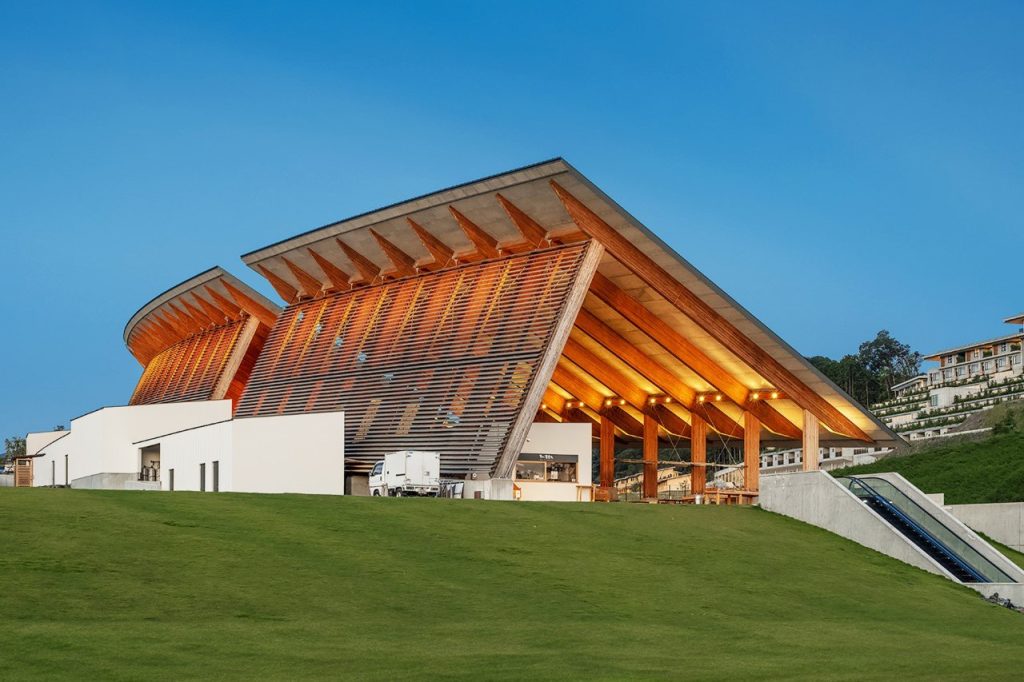 Marche Vision Market : Ce marché en plein air au Japon a des toits larges et un design inspiré d’un cadre en A.