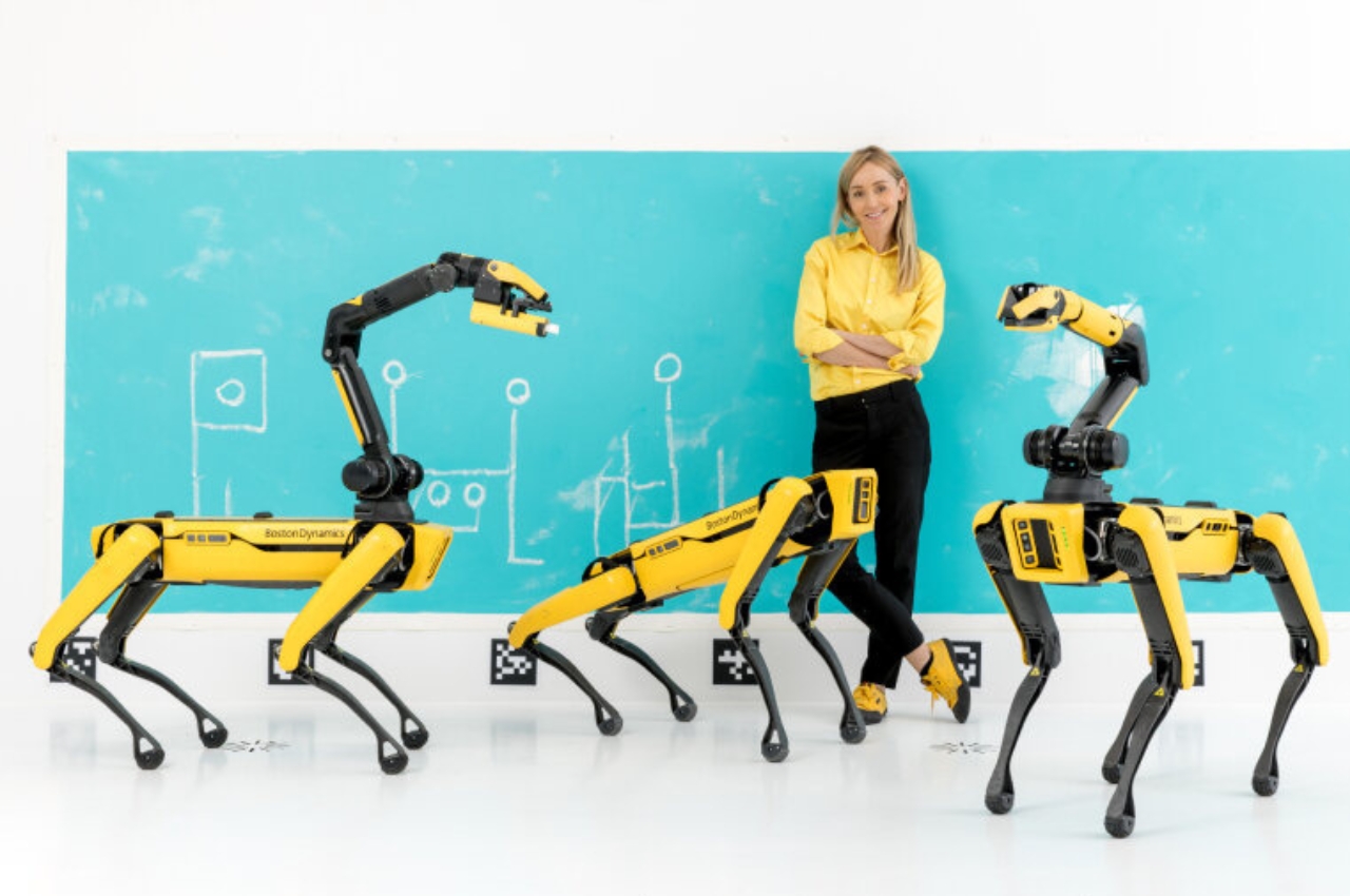 1715005256 907 Un artiste de lIA va entrainer des chiens robots a - plare.