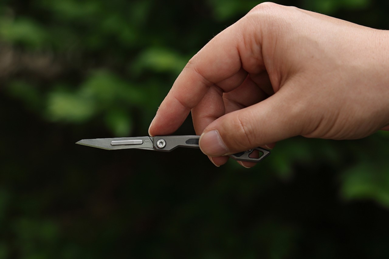 1715996940 193 Petit mais puissant couteau de poche en titane et fibre - plare.