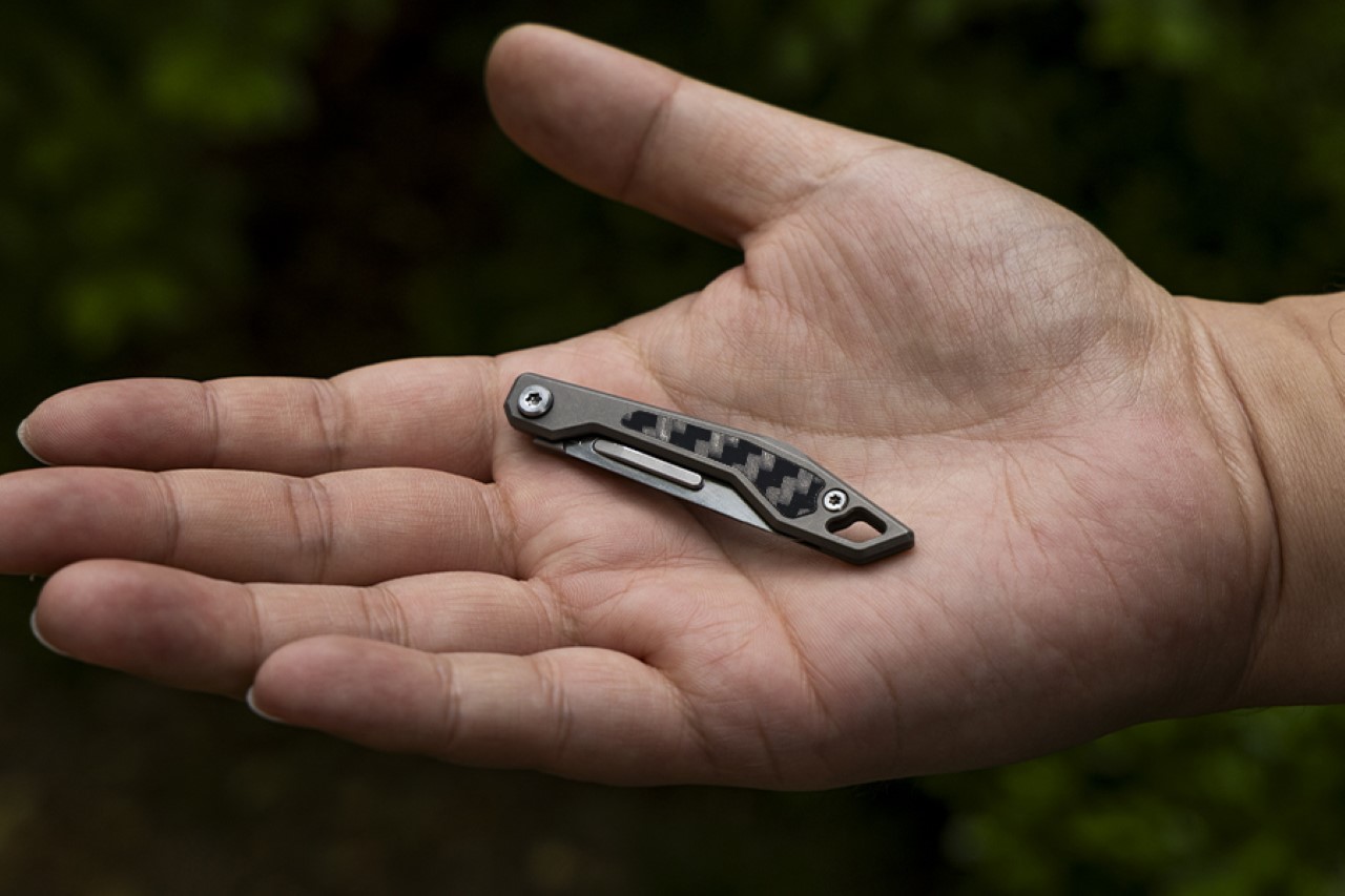 1715996940 62 Petit mais puissant couteau de poche en titane et fibre - plare.