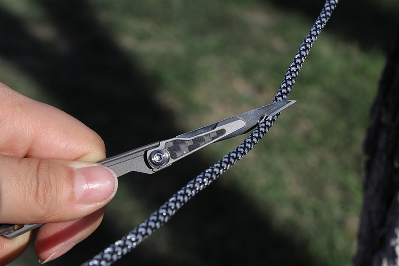 1715996941 516 Petit mais puissant couteau de poche en titane et fibre - plare.