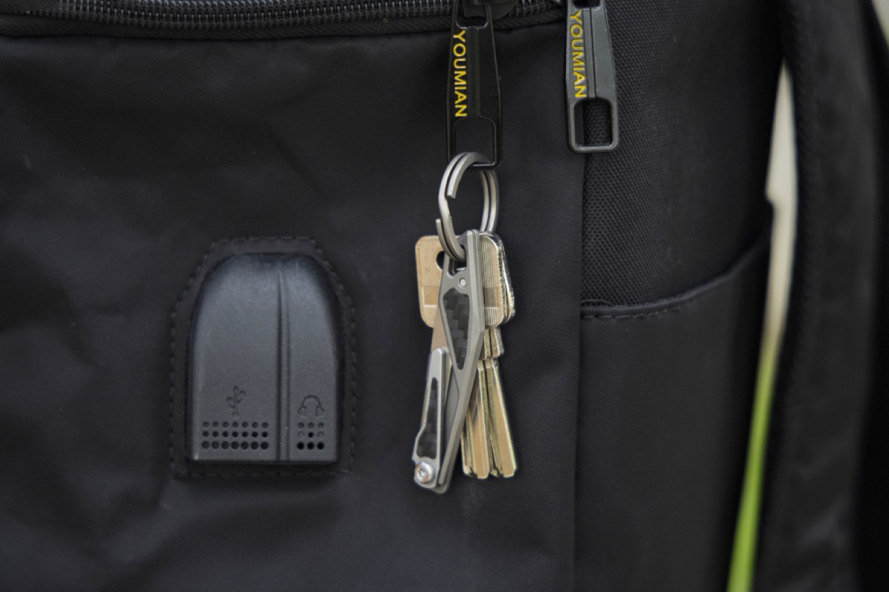 1715996943 565 Petit mais puissant couteau de poche en titane et fibre - plare.