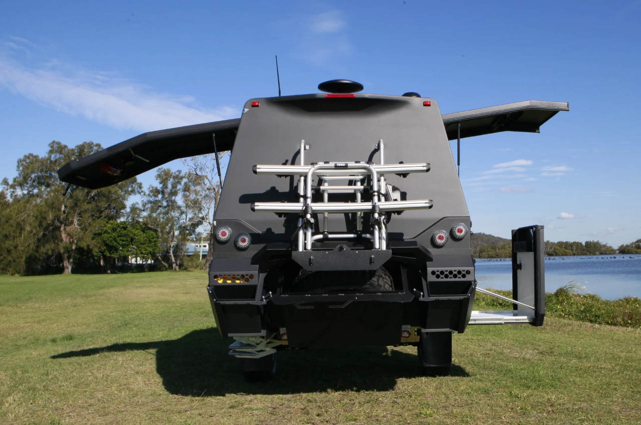 1716477837 530 Pursuit Carbon teardrop avec deux cuisinieres a toute lagilite et - plare.