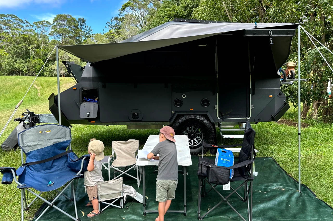 1716477838 261 Pursuit Carbon teardrop avec deux cuisinieres a toute lagilite et - plare.