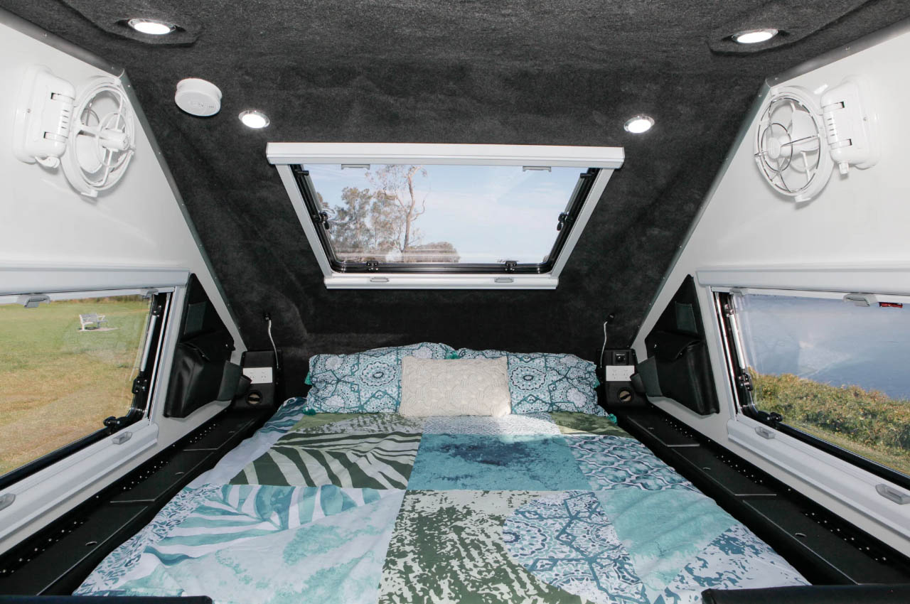 1716477838 626 Pursuit Carbon teardrop avec deux cuisinieres a toute lagilite et - plare.