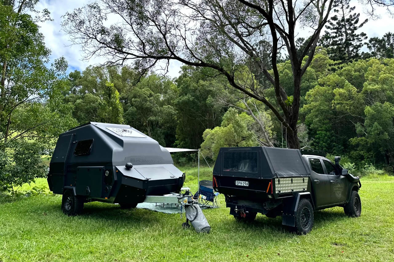 1716477839 764 Pursuit Carbon teardrop avec deux cuisinieres a toute lagilite et - plare.