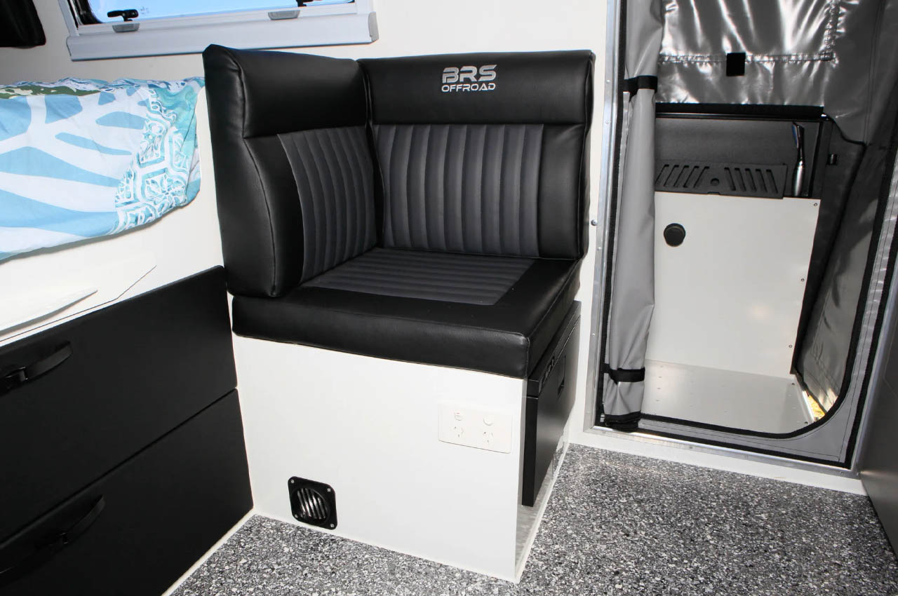 1716477840 837 Pursuit Carbon teardrop avec deux cuisinieres a toute lagilite et - plare.