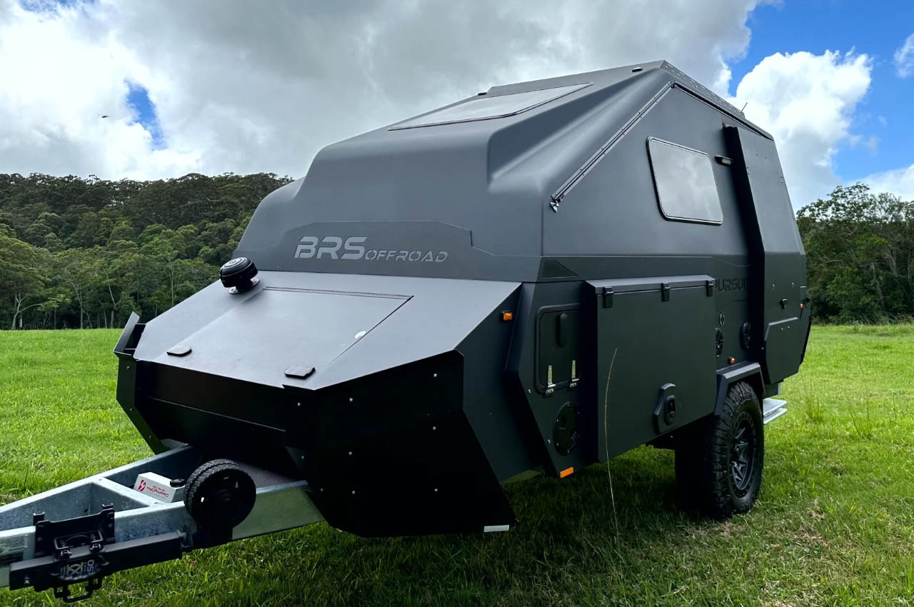 1716477840 959 Pursuit Carbon teardrop avec deux cuisinieres a toute lagilite et - plare.
