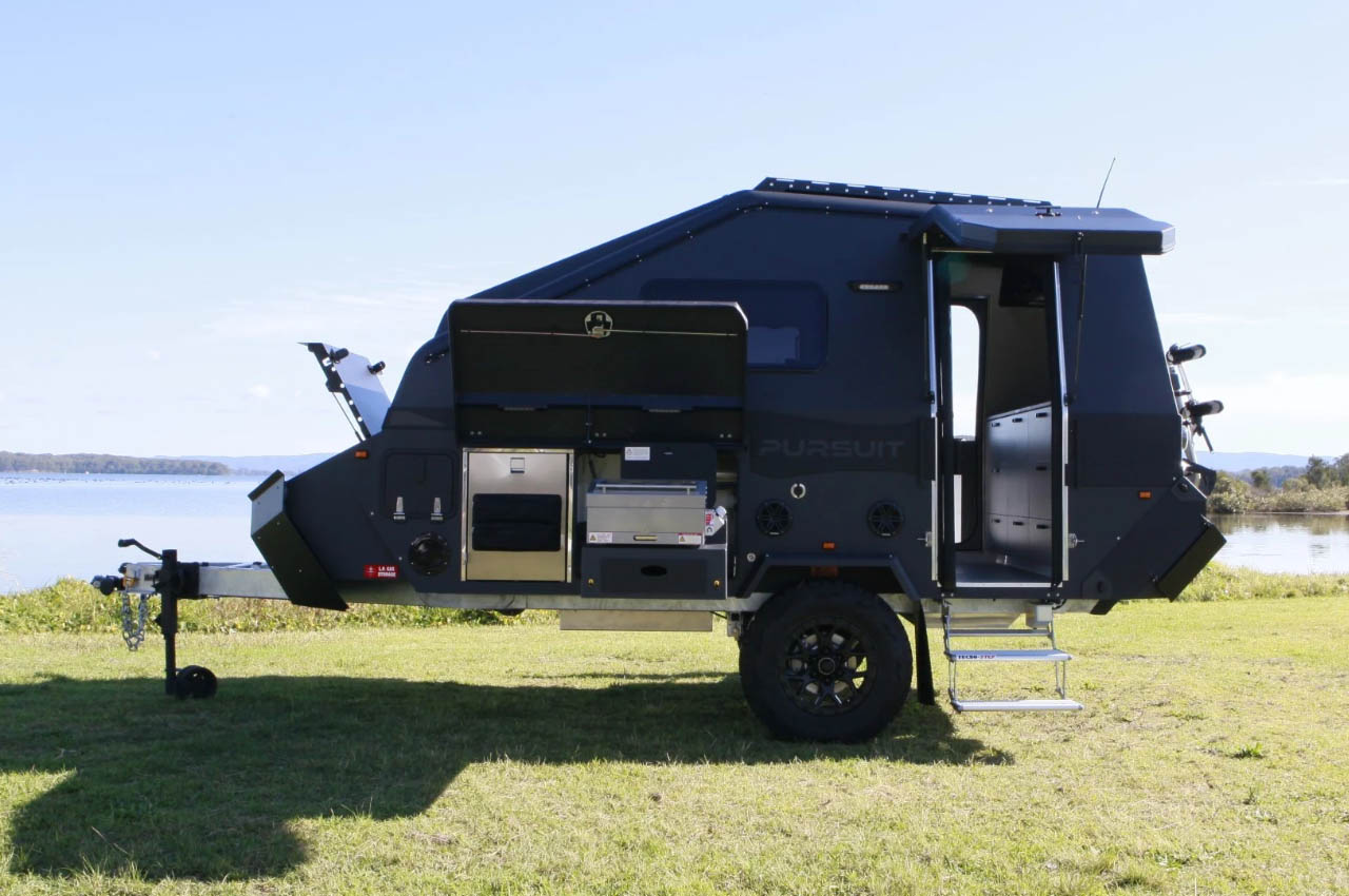 1716477841 819 Pursuit Carbon teardrop avec deux cuisinieres a toute lagilite et - plare.