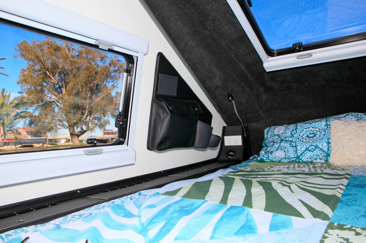 1716477842 510 Pursuit Carbon teardrop avec deux cuisinieres a toute lagilite et - plare.