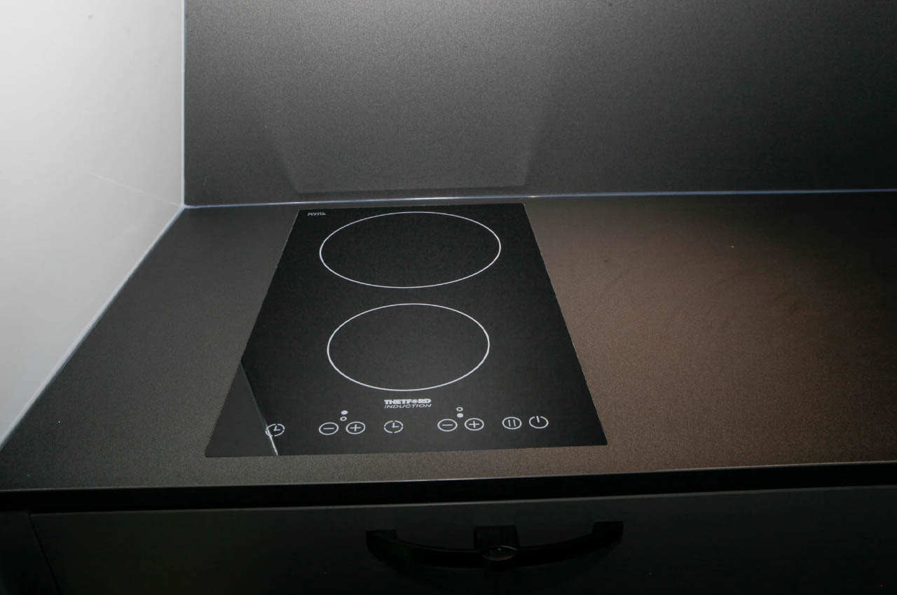 1716477844 881 Pursuit Carbon teardrop avec deux cuisinieres a toute lagilite et - plare.