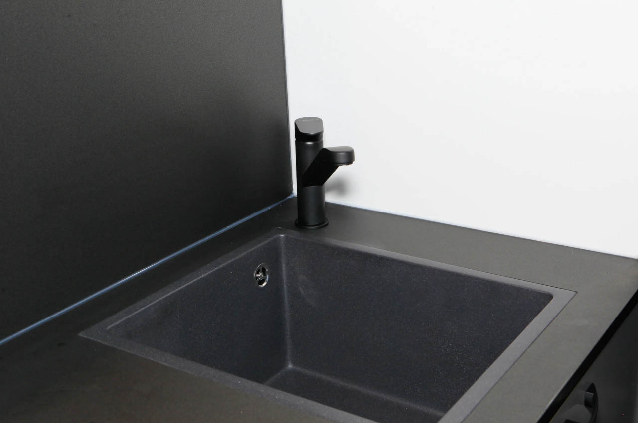 1716477844 969 Pursuit Carbon teardrop avec deux cuisinieres a toute lagilite et - plare.