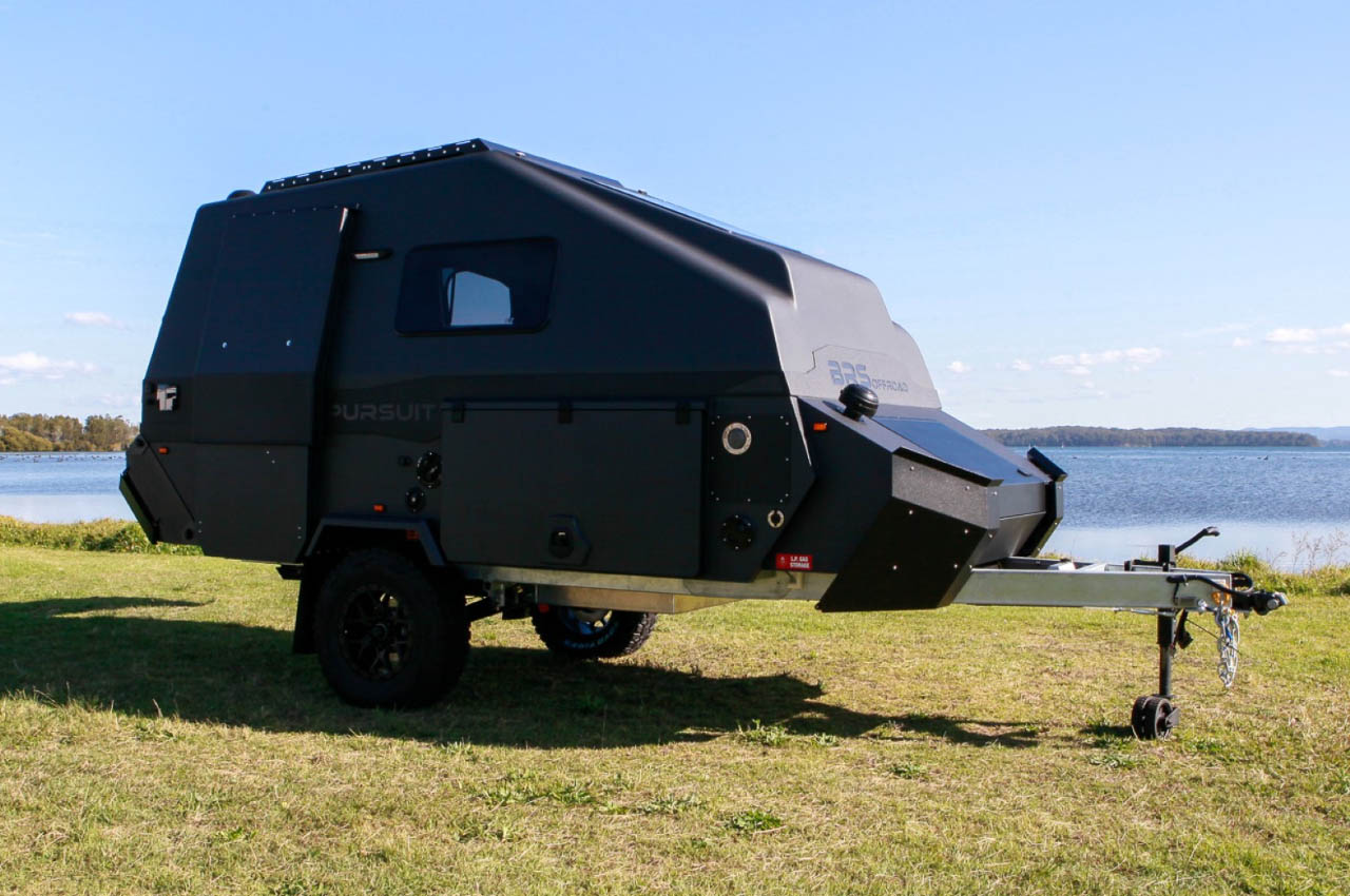 1716477845 514 Pursuit Carbon teardrop avec deux cuisinieres a toute lagilite et - plare.