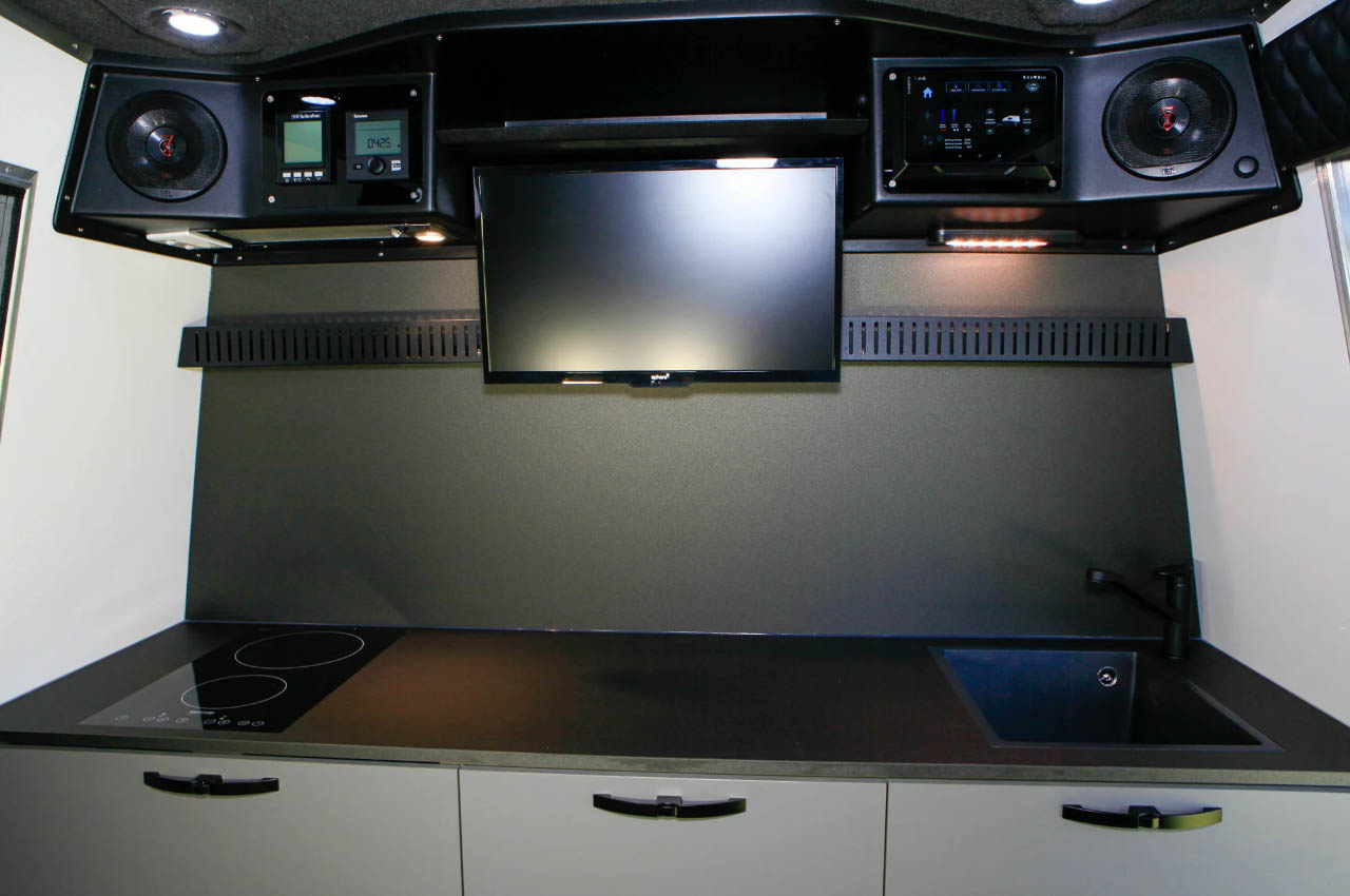1716477847 668 Pursuit Carbon teardrop avec deux cuisinieres a toute lagilite et - plare.