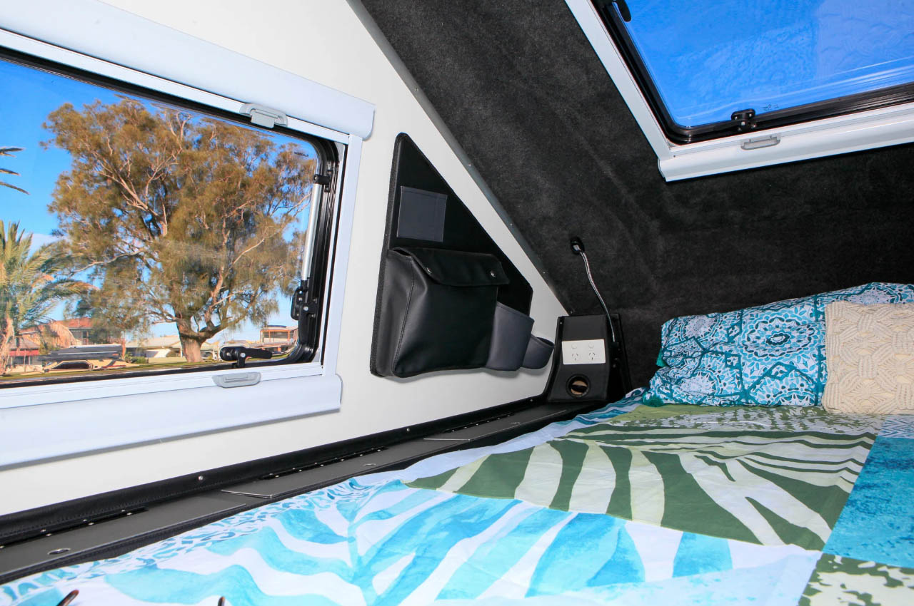 1716477848 128 Pursuit Carbon teardrop avec deux cuisinieres a toute lagilite et - plare.